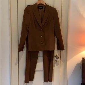 Lightweight wool Lafayette suit in chestnut brown